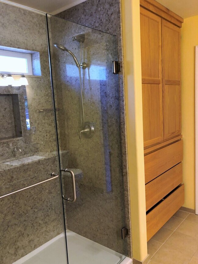 Building Photo - UNIQUE RAMBLER with views in Dockside at Kitsap Lake!