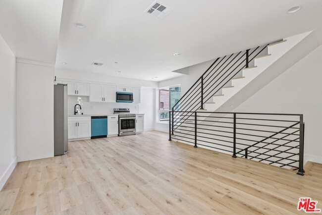 Building Photo - 2111 Holly Dr