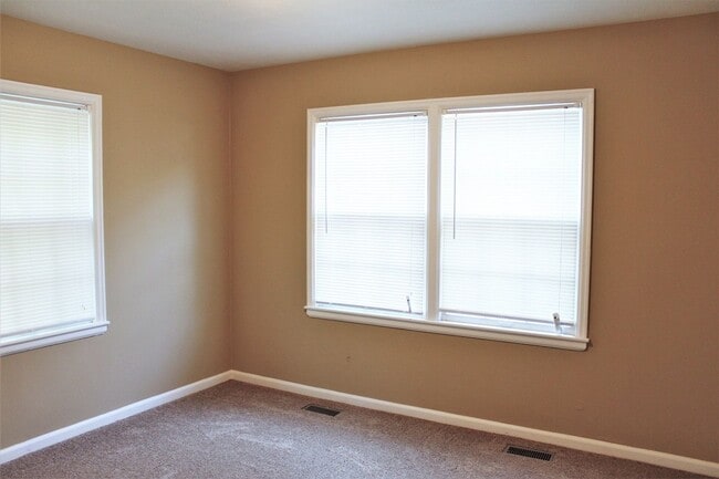 Building Photo - Updated 3 bed / 2 bath house With Exceptio...