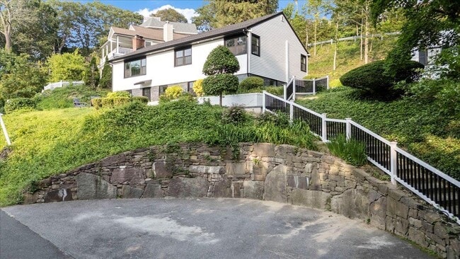 Building Photo - 8 Fairway Pl
