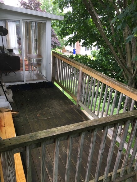 wrap around deck - 39 Burling St