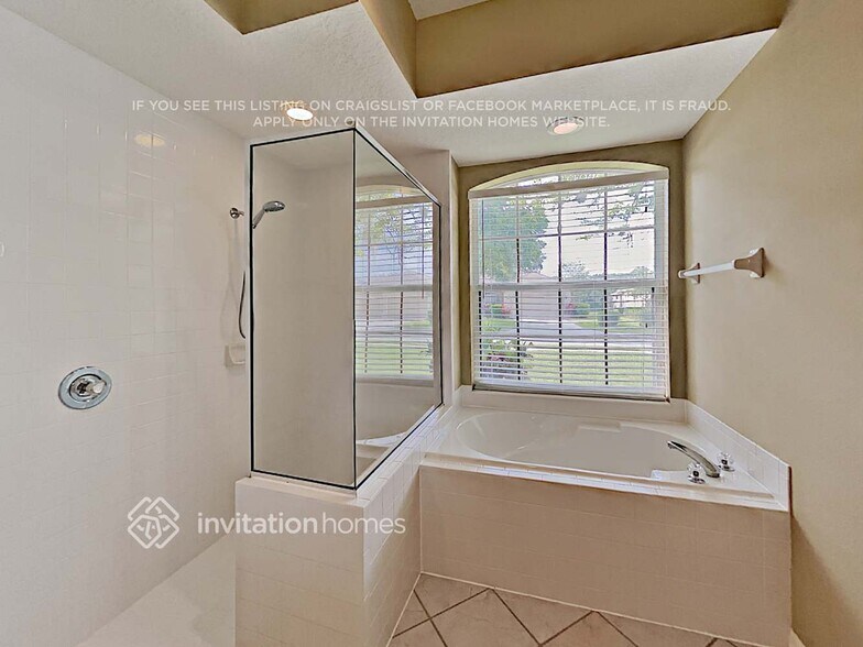 Building Photo - 11909 Clubhouse Dr