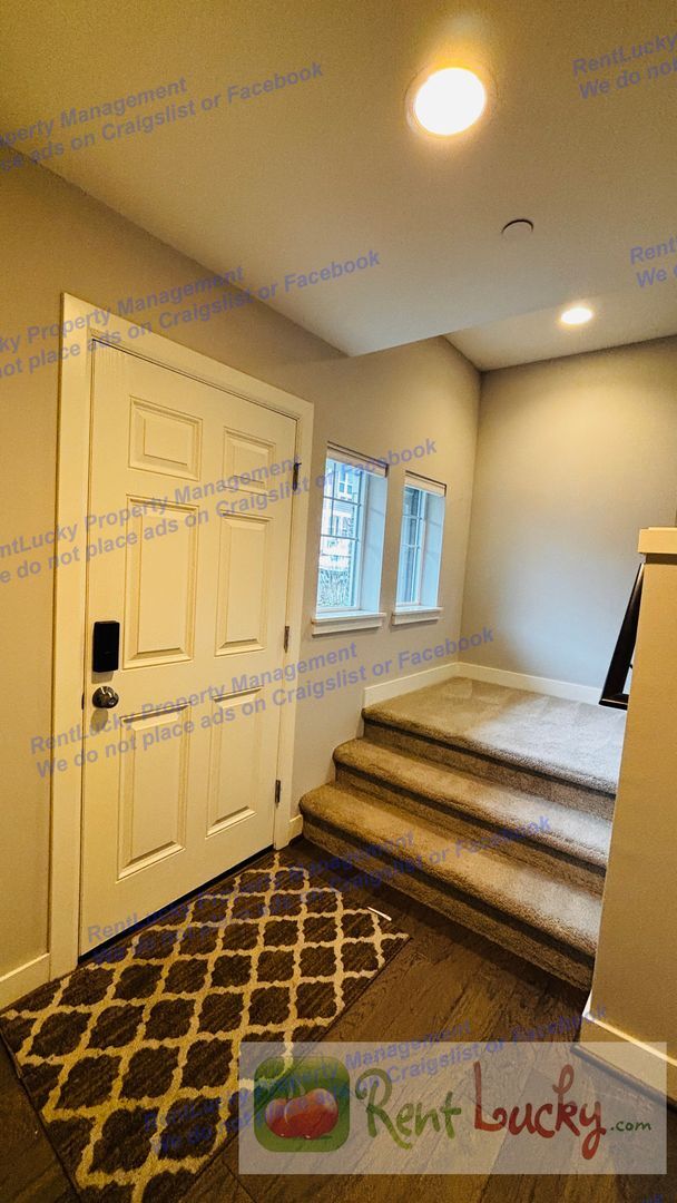 Building Photo - Spacious Issaquah Townhome w/ Entry-Level Suite & 2-Car Garage