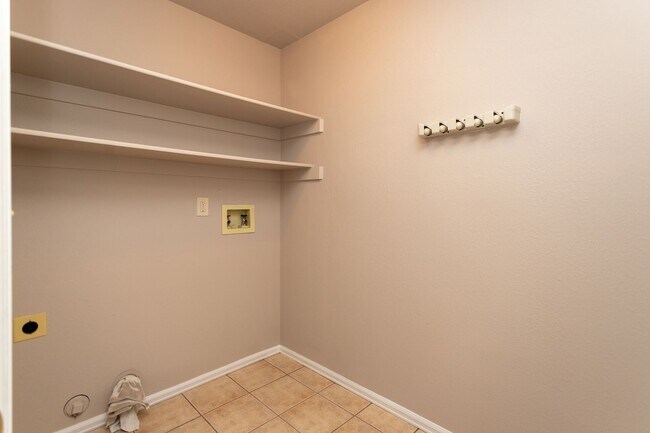Building Photo - Charming 4-Bedroom Retreat with Modern Upd...
