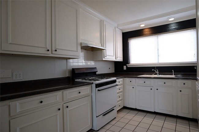 Building Photo - 3401 Princeton Dr