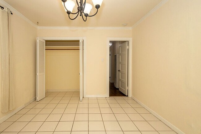 Building Photo - Warm & Welcoming Home Near Melrose with Room to Live, Work & Create
