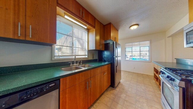 Building Photo - UPTOWN 3 Bedroom +Office  2 Bath with Garage