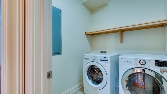 Building Photo - 407 E Hull St