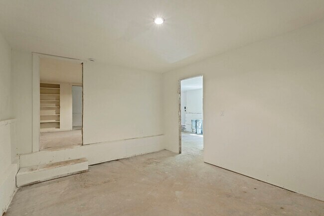 Building Photo - Beautifully updated 2/1 in North Oak Park! Located Close to UC Davis Med Center + MgGeorge Law Sc...