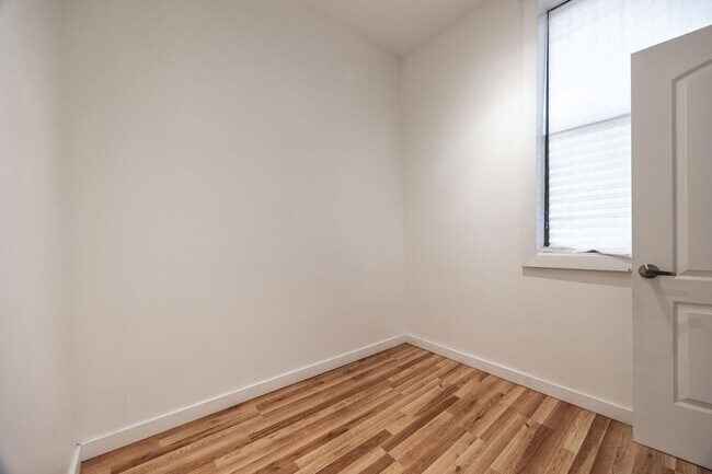 Building Photo - 1037 W Polk St