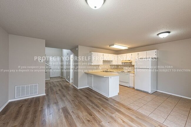 Building Photo - 686 W Martha Dr