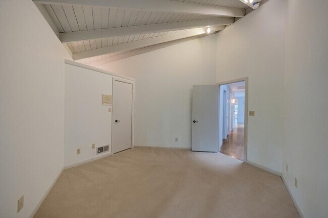 Building Photo - 130 Huntcliff Point NE