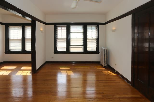 Building Photo - 824 W Waveland Ave