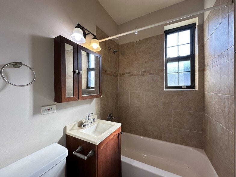 Building Photo - 901 Green Bay Rd