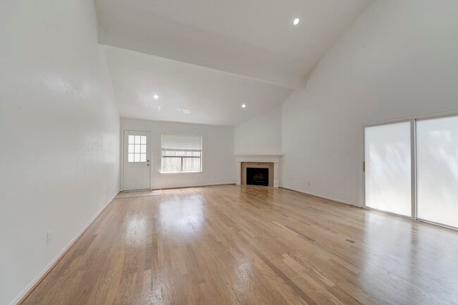 Building Photo - 42 N Timber Top Dr