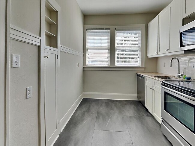 Building Photo - 1806 W Morrison Ave