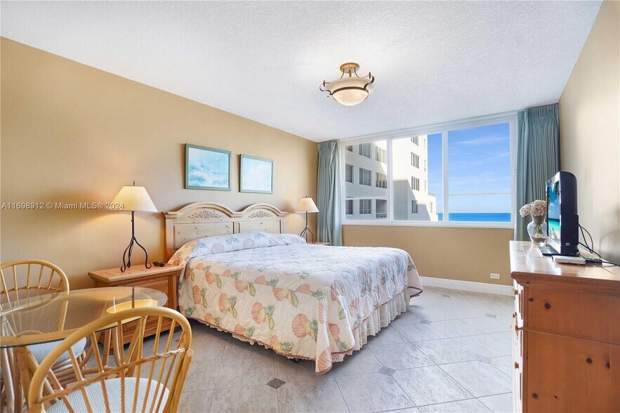 Building Photo - 5005 Collins Ave