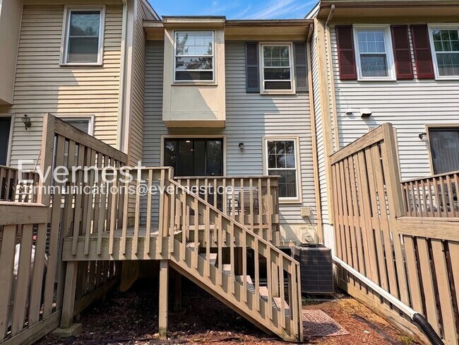 Building Photo - 2 Bed/2 Bath Town Home with Modern Amenities / Vouchers Accepted / Available Now!