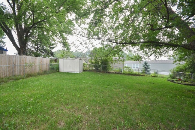 Building Photo - Terrific 3 bedroom home with large fenced yard!