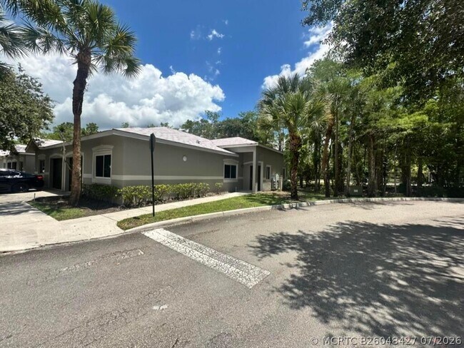 Building Photo - 220 Crestwood Cir