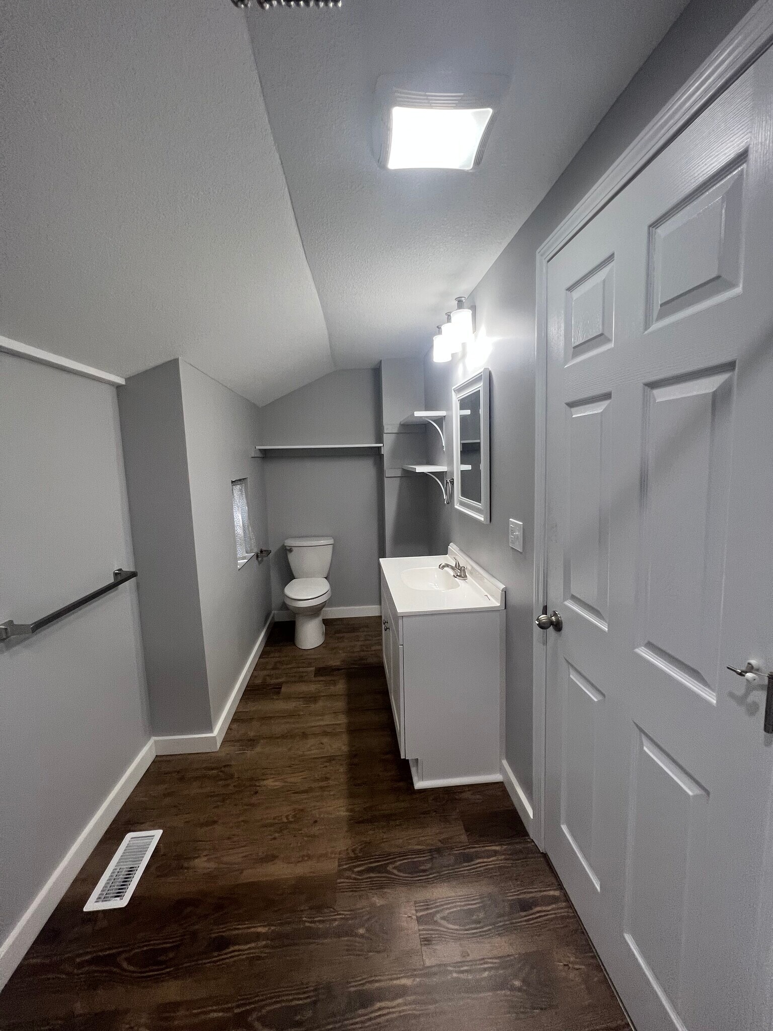 Full Bathroom - 641 Tenny Ave