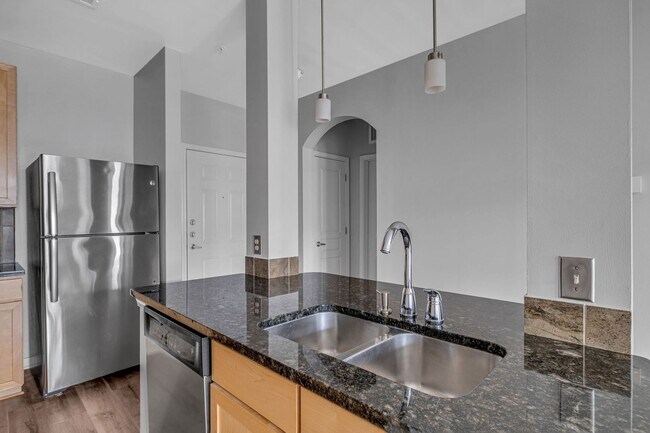 Building Photo - Awesome 1BE/1BA Condo in the heart of West End!