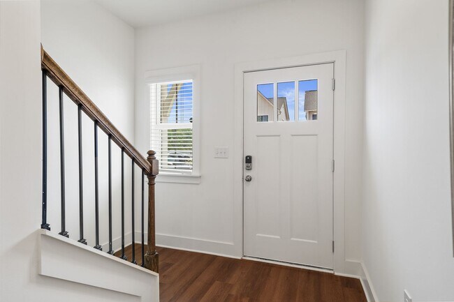 Building Photo - 2 Bedroom Home with Garage AND Fenced Back...