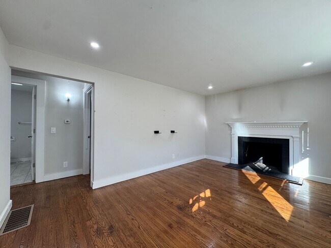 Building Photo - Cape Cod Single Family | Just a Block from the Beach!