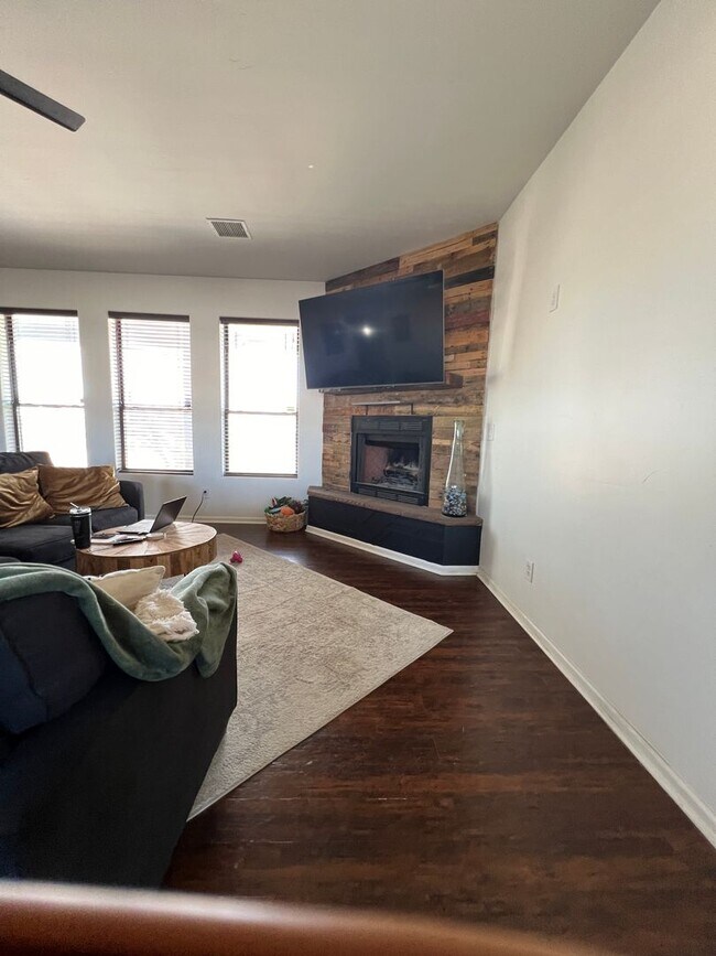 Building Photo - Charming , Single story 3 Bedroom , 2 Bath Home!