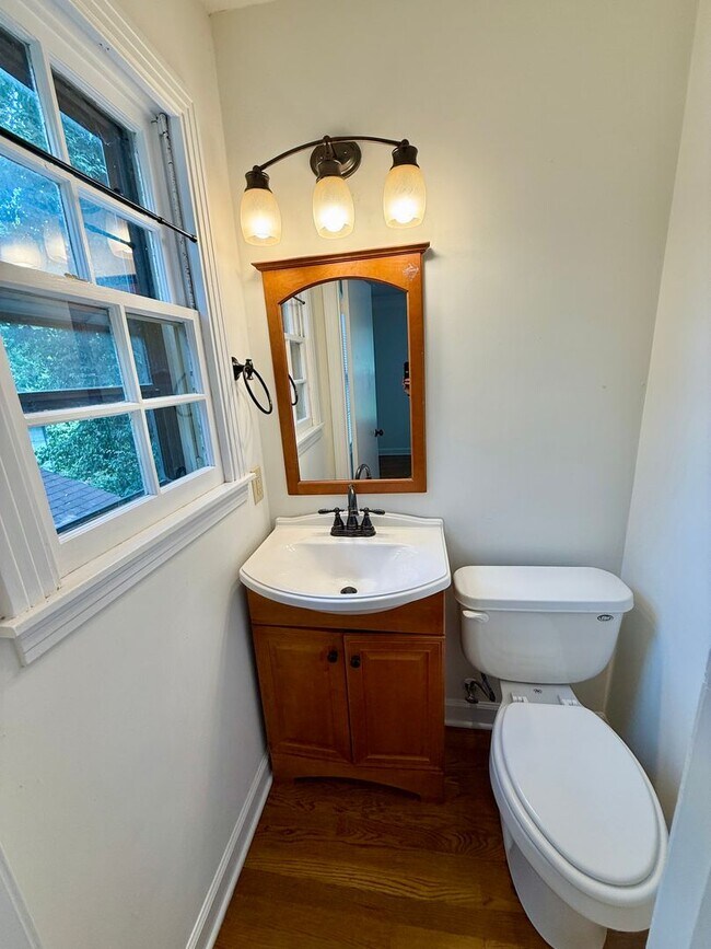 Building Photo - HUGE 4 Bedroom 2.5 Bath Donelson Ranch Cha...