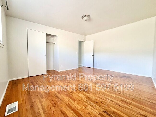 Building Photo - 724 30th St