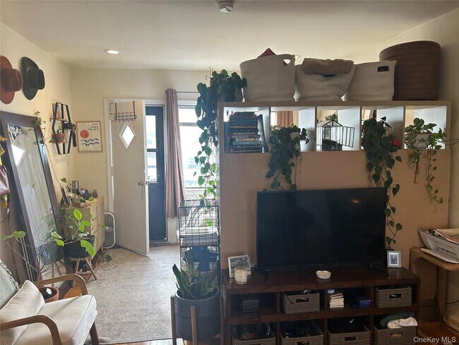 Building Photo - 417 W Broadway