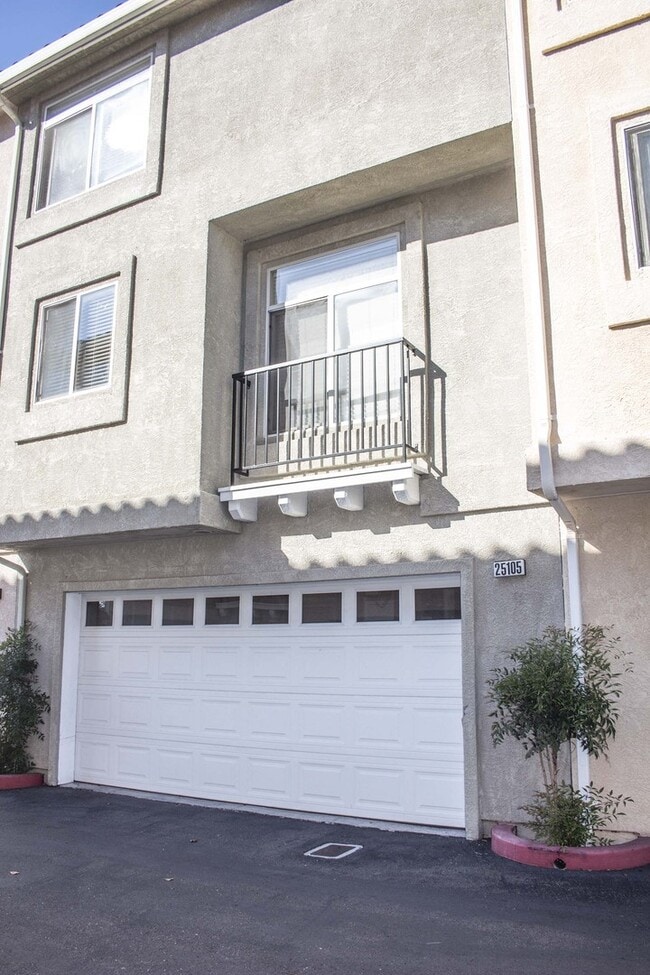 Building Photo - Modern Townhouse with Two Master Bedrooms!