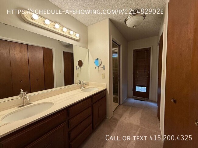 Building Photo - 740 Woodcrest Ln