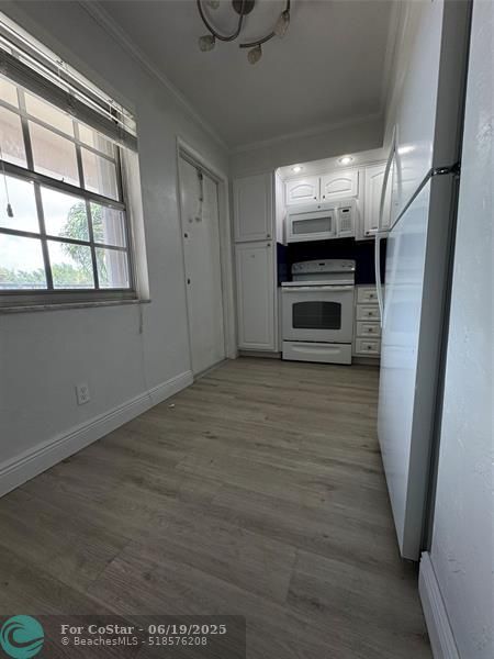 Building Photo - 3200 N Palm Aire Dr