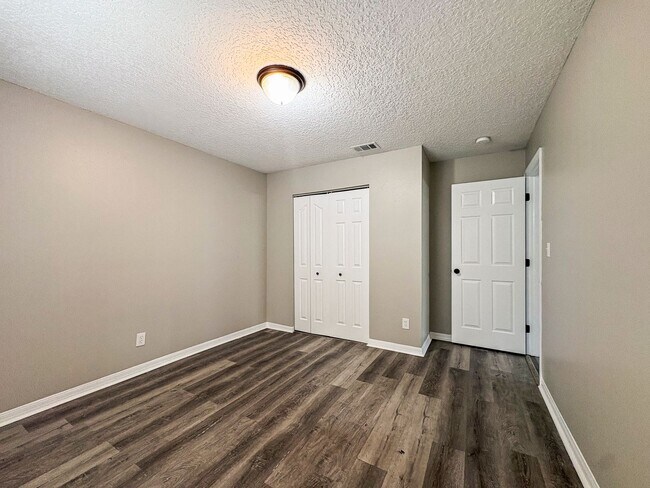 Building Photo - Move-In Ready 3 Bed Home with Garage & Fenced Yard in Tampa, FL