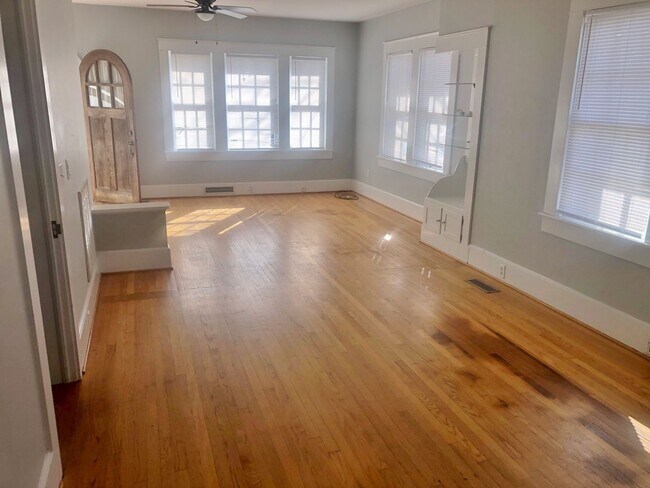 Building Photo - CHARMING 3 BEDROOM