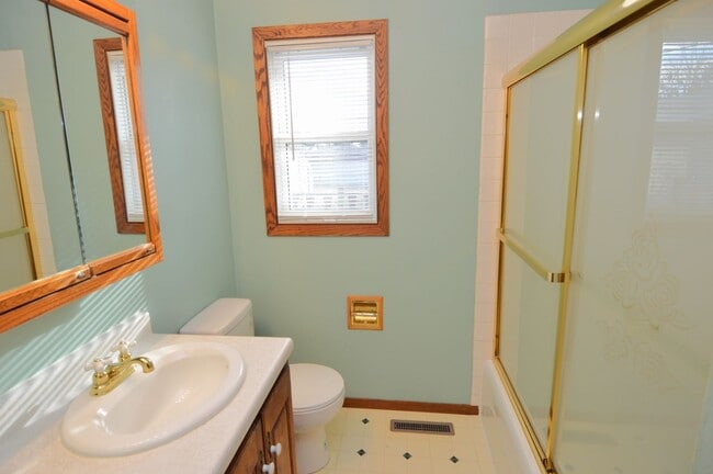 Building Photo - Huge 4 Bed 2 Bath Single Family Home!! Ton...