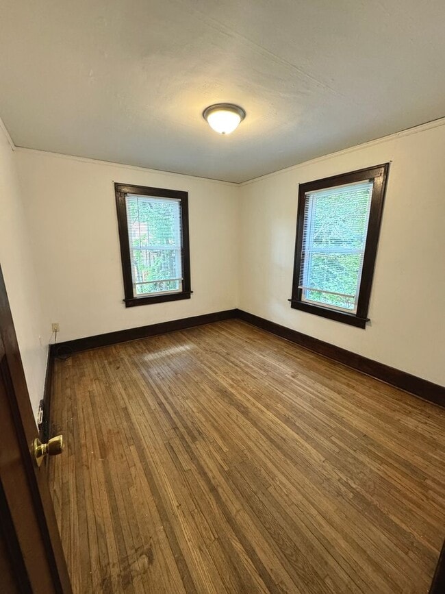 Building Photo - 5 Bedroom / 2 Bath House - Near SEMO's Cam...
