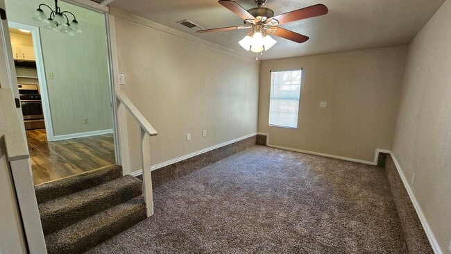 Building Photo - 3 bedroom, 1 bath, NEW hardwood floors!