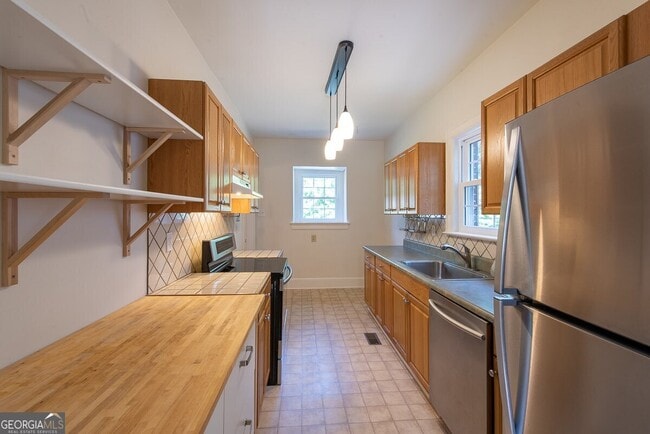 Building Photo - 208 Shadowmoor Dr