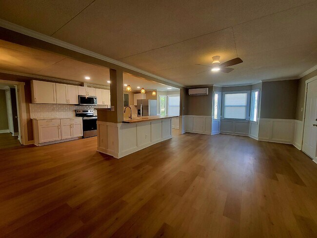 Building Photo - 1106 E Veterans Dr