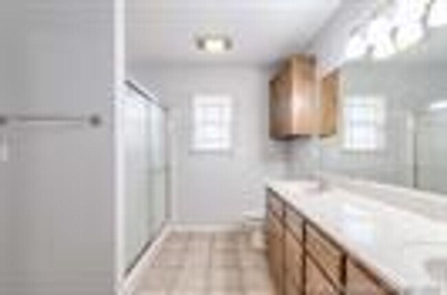 Building Photo - Well maintained home in a great location w...