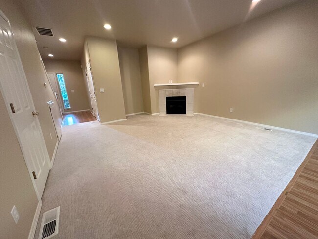 Building Photo - Beautiful 3 Bedroom Townhouse in West Linn!