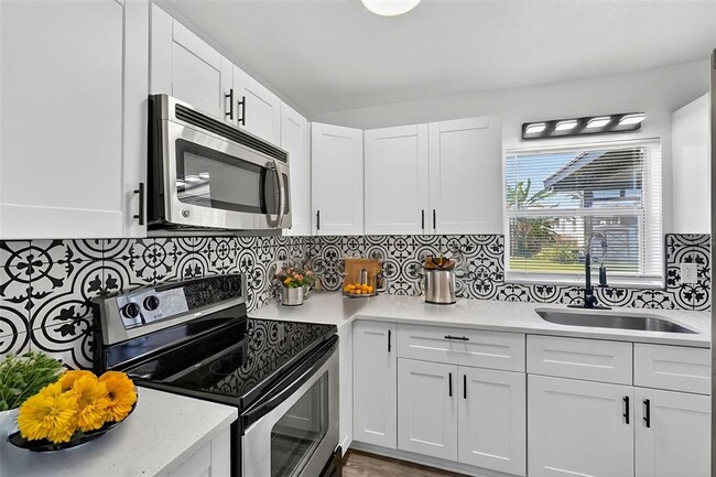 Building Photo - 3034 Touraine Ave