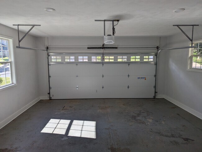 Garage - 612 Benjamin Ct