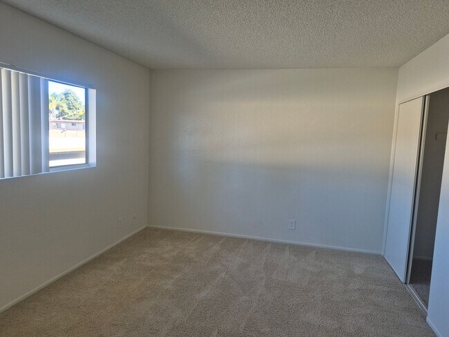 Building Photo - Unit 40 - Spacious 2nd Floor 1 Bed 1 Bath Apartment Home in Anaheim