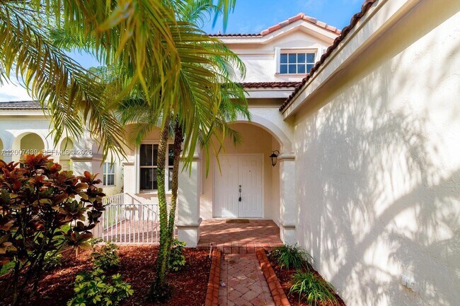 Building Photo - 801 Tanglewood Cir