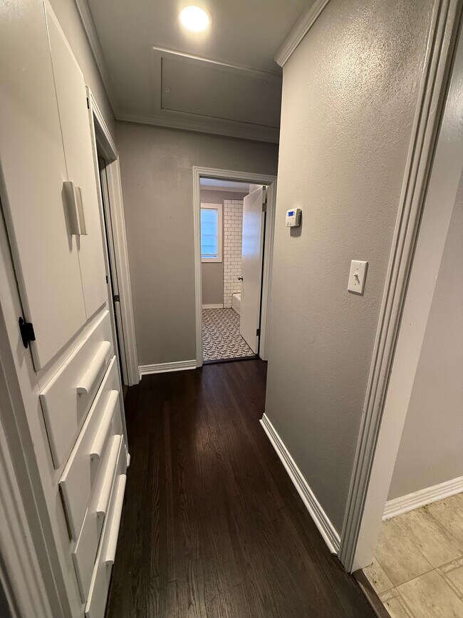 Building Photo - 404 Holly St