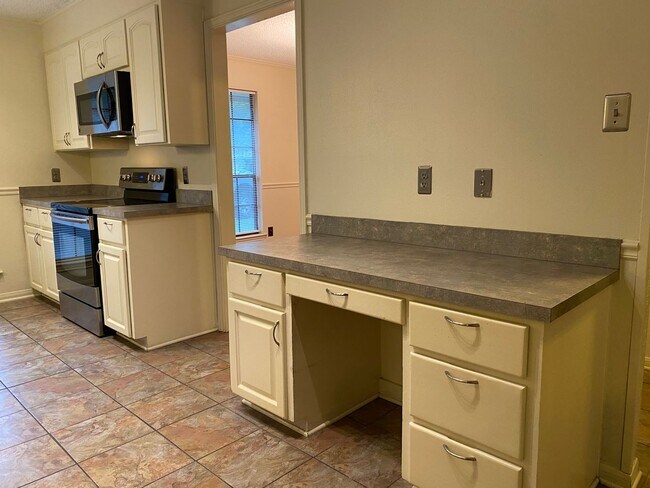 Building Photo - 3 BEDROOM, CORNER LOT